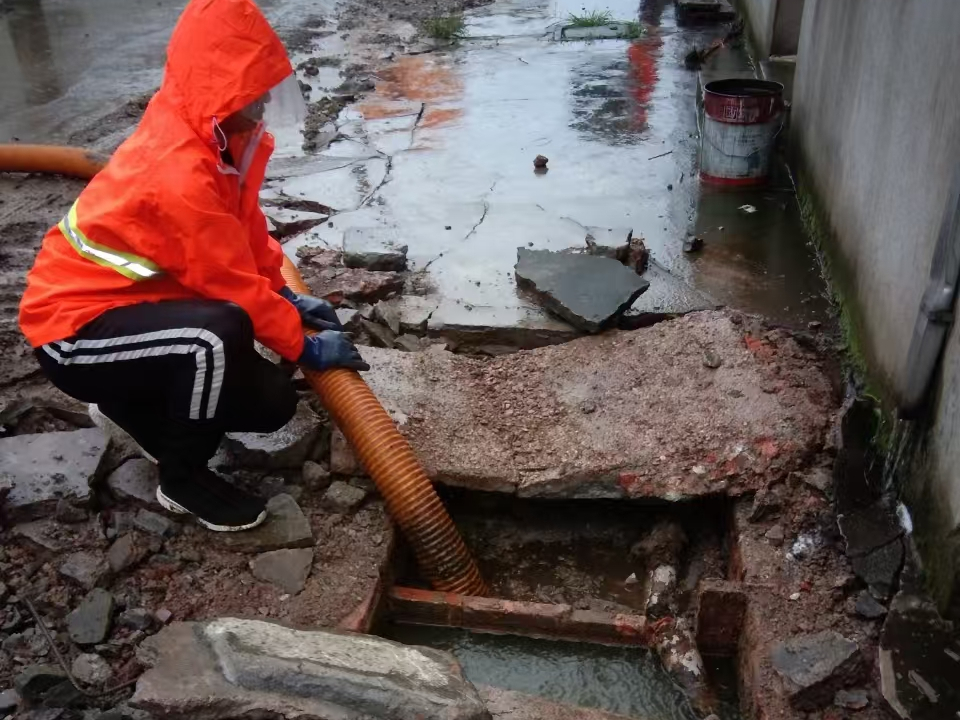 浚县专业清理污水池 炜誉市政以规范流程守护城市 “肠道”