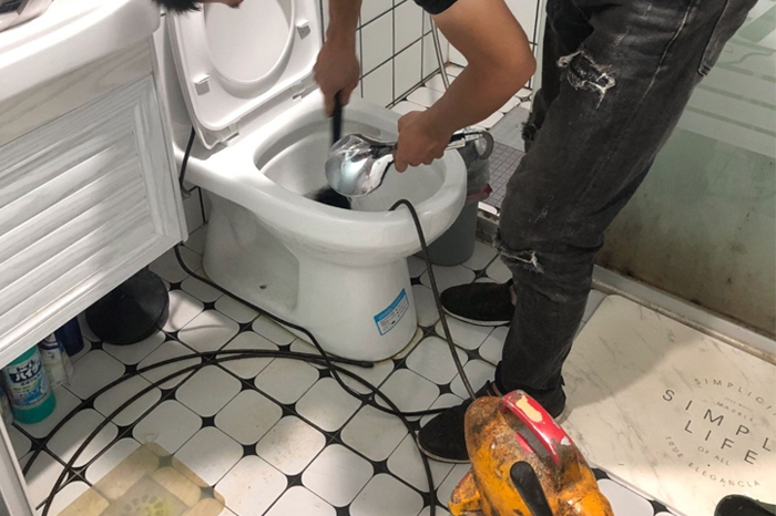 浚县马桶堵塞自己疏通还是找师傅?专业上门服务让你省时更省心