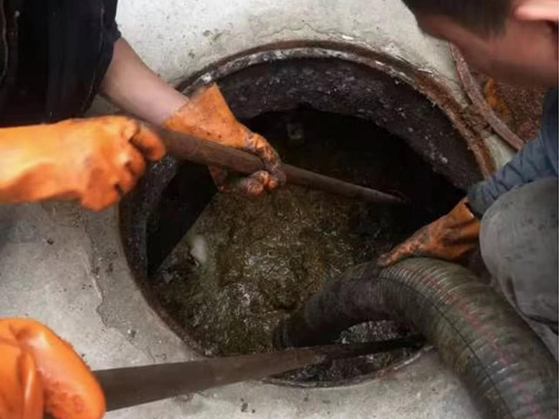 浚县清理化粪池时如何避免沼气的危害?